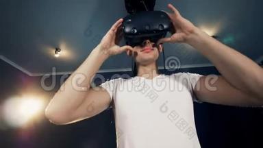年轻玩家在玩游戏后摘下VR眼镜，关闭。